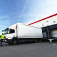 logistik lkw laderampe lagerhaus beladen versand spedition arbeit beruf gebäude haus architektur bauwerk firma gewerbe industrie unternehmen versandhaus versandlager lagerhalle gewerblich fahrzeug transport transportieren frachtgut waren fracht güterverkehr liefern lieferung versorgung versorgen vehikel fahrzeuge fabrik laden verschicken versenden container abladen plattform laster trucks tür tor tore konstruktion dock business verkehr