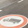 straße fahrbahn verbotsschild verbot verkehr verkehrszeichen lkw fahrverbot auto fahren mittellinie unterwegs fahrrad radfahrer radfahren bewegungsunschärfe stadt regen nass regennass geschwindigkeit mitzieher radeln zebrastreifen frau stadtleben stadtlebenfahrrad abstrakt urban
