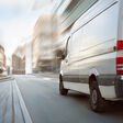 transporter lieferwagen transport logistik stadt fahrend spedition fahrt lieferung auto fahrzeug van umzug kleintransporter paketdienst lieferfahrzeug nutzfahrzeug beförderung weiß straße tag vermietung bewegung geschwindigkeit schnell bewegungsunschärfe häuser gebäude textfreiraum
