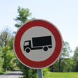 last kraft wagen zeichen road beförderung transport icon auto lieferung traffic rot automobile bus symbol anreisen cargo weiß fracht button anhänger laster isoliert lieferwagen abmahnung schifffahrt blau fahrverbot fahrverbote innenstadt einfahrt verboten verkehrszeichen lkw diesel feinstaub dieselgate dieselskandal umwelt plakette umweltzone
