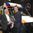 Markus Berben-Gasteiger, Managing Director Vans, Mercedes-Benz Österreich übergibt symbolisch den Schlüssel an Stefan Karall, Fuhrparkleiter der Berufsrettung Wien