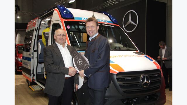 Markus Berben-Gasteiger, Managing Director Vans, Mercedes-Benz Österreich übergibt symbolisch den Schlüssel an Stefan Karall, Fuhrparkleiter der Berufsrettung Wien