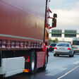 lkw transport güterverkehr lastwagen autobahn fahrverbot güter spedition dienstleistung umwelt umweltverschmutzung
