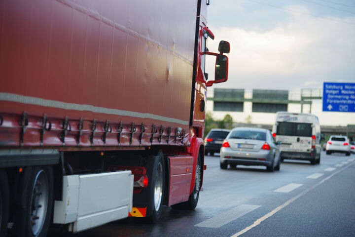 lkw transport güterverkehr lastwagen autobahn fahrverbot güter spedition dienstleistung umwelt umweltverschmutzung