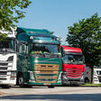rastplatz lkw autobahn logistik cargo transport reisen beruf fernfahrer autobahnparkplatz lastzug ruhezeiten stehend wartezeit transportieren pausieren transportunternehmer nutzfahrzeug fernverkehr warten ruhezeit strassenverkehr transportunternehmen fahrzeuge pause sonntagsfahrverbot autobahnrastplatz trucker parken mehrere lastwagen viele parkplatz lastkraftwagen transporte autohof lenkzeiten stand straßenverkehr fahrzeug hintereinander rasthof spedition gütertransport nebeneinander rast maut panorama