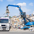 mülldeponie recycling recyclinghof müllkippe müll wertstoffhof schrottplatz müllberg deponie sperrmüll müllhaufen recyclen müllhalde schrott umweltverschmutzung umwelt haufen draußen abfall müllentsorgung restmüll müllabfuhr abfallentsorgung entsorgung müllgebühren müllkosten mülltransport mülltrennung verschmutzung wegwerfen entsorgen hausmüll verpackung wegwerfgesellschaft sondermüll laster müllauto kran bagger arbeit wiederverwertung beladen lkw transport unternehmen firma aufladen transportieren berg bauhof