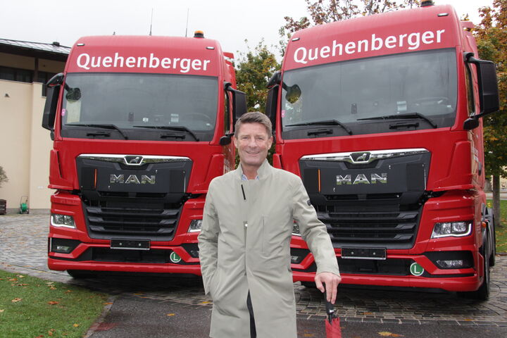 Christian Fürstaller vor zwei MAN-Lkw