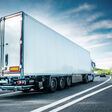 lastwagen weiß lkw transporter geschwindigkeit autobahn logistik transport truck laster unbeschriftet spedition branche schnell cargo straße himmel business natur anhänger landschaft sommer deutschland trailer textfreiraum textraum copy space seitlich lastkraftwagen von hinten bewegung fahren instagram express auflieger landstraße auto sattelanhänger sattelzugmaschine sattelauflieger kreuzung gabelung lkw maut maut dynamisch bewegungsunschärfe überholen stau unterwegs europa