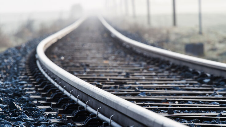 © Harald Biebel - stock.adobe.com Bahn Bahnstrecke Bayern Deutschland Eisenbahn Eisenbahnlinie Eisenbahnschienen Geschäftsreise Gleis Horizont Land Landschaft Masten Nebel Reise Richtung Schienen Schotter Strecke Transportmittel Weg Weichen bahnlinie bahnreise eingleisig ländlich natur schienenverkehr station transport umwelt umweltfreundlich umweltschonend verreisen bahn bahnstrecke bayern deutschland eisenbahn eisenbahnlinie eisenbahnschienen geschäftsreise gleis horizont land landschaft masten nebel reise richtung schienen schotter strecke transportmittel weg weichen bahnlinie bahnreise eingleisig ländlich natur schienenverkehr station transport umwelt umweltfreundlich umweltschonend verreisen