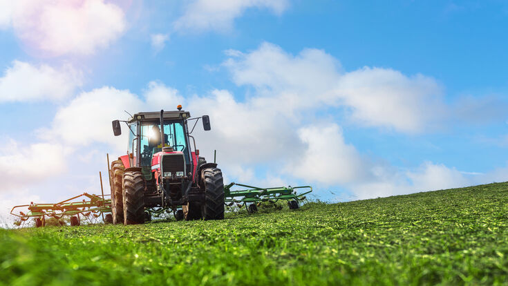 © Image'in - stock.adobe.com tracteur champ agricultura ferme machinerie machine agricole agriculture matériel vert gazon rural moisson industrie ciel rouge nature agriculteur terrain cultures véhicule bleu paysage travail récolte foin fabrication faneuse herbe campagne pays été prairie