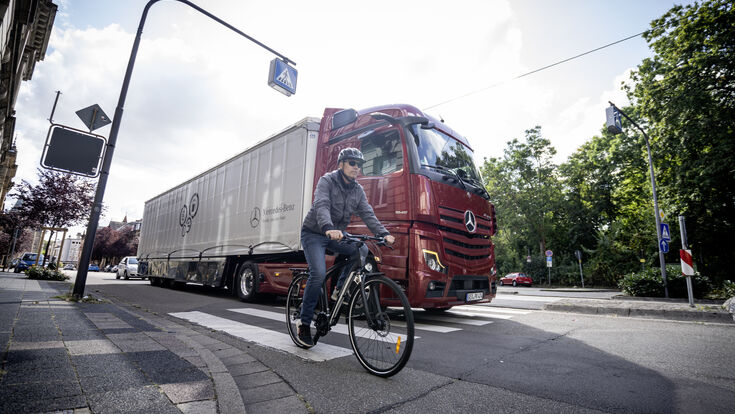 © Daimler AG Pictures Events MB - NFZ Veranstaltungen NFZ Mercedes-Benz 2021 2020 Mercedes-Benz Trucks Safety Dialogue ? Berlin 2019 Clever warning concept: even more trucks can now be equipped wit 04 - 2021 Press Releases sorted by years Mercedes-Benz Trucks Safety Dialogue 2019 Actros ab 2019 NFZ Sicherheit - Safety Truck - Unfallforschung 2020 Special Topics Mercedes-Benz Veranstaltungen 2019 2021 2019 Safety Daimler Trucks 12 - 2020 Actros Daimler Trucks Themen - Effizienz - Sicherheit 11 - 2019 Daimler Global MediaSite 2019 - Actros - Assistenzsysteme Trucks 2020 MediaSite Record demand for Sideguard Assist from Mercedes-Benz Trucks Company Brands & Products Sustainability Press Archives Mercedes-Benz Trucks: The Strong Protecting the Weak: Mercedes-B Press Kits sorted by years Mercedes-Benz