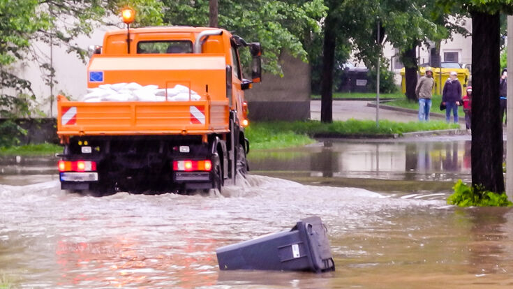 © Animaflora PicsStock - stock.adobe.com klimawandel hochwasser unwetter überflutung achtung schild symbolbild panorama gewitter starkregen regen hochwasserschaden flutwelle deutschland naturkatastrophe überschwemmung globale warnschild straßen warnung wetter wolke versicherung überfluten katastrophe schaden stadt warndreieck gebäudeversicherung schutz wolkenbruch wasser unter sandsäcke städte gebäude lieferung straße schwarz transport regenwasser überlaufen klimaveränderung steigen sandsack hochwasserschutz wasserpegel gewitterzelle sturmflut symbolisch