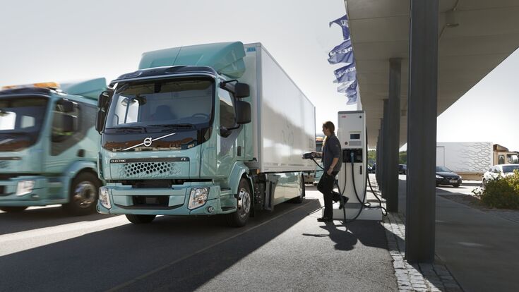 © Volvo Group Austria Der erste Volvo Electric in Österreich wird vom Vorarlberger Lebensmittellogistiker Bischof im regionalen Verteilerverkehr eingesetzt