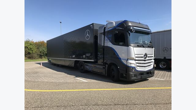Wasserstoff-Lkw Daimler Gen H2 Truck mit Batterie und Brennstoffzelle