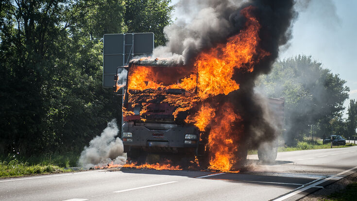 feuer feuerwehr feuerwehrmann fahrzeugbrand lkw lastwagen lastkraftwagen brand flammen abgebrannt ausgebrannt rauchentwicklung hitze in flammen aufgegangen feuerwehrmänner rettungskräfte gefahr gefährlich brandursache totalschaden atemschutz löschen löschangriff wasser ablöschen