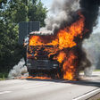 feuer feuerwehr feuerwehrmann fahrzeugbrand lkw lastwagen lastkraftwagen brand flammen abgebrannt ausgebrannt rauchentwicklung hitze in flammen aufgegangen feuerwehrmänner rettungskräfte gefahr gefährlich brandursache totalschaden atemschutz löschen löschangriff wasser ablöschen