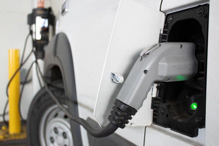 Elektro-Lkw E-Lkw Laden car equipment isolated machine industry tool industrial technology vehicle engine metal white auto truck work construction toy repair power tractor plastic red battery bus cable charge charger clean cleaner commercial connection eco electric electricity energy ev friendly future green hybrid juice light lot outlet parked plug