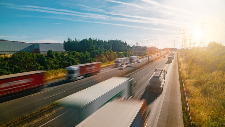 © AA+W - stock.adobe.com transport highway truck car road vehicle street logistic lorry traffic freight green urban summer cargo blue sky horizon driving delivery travel business asphalt automobile automotive landscape trailer transportation transporter trucking way pollution crowded stuck speed fast motion blur sunny wheels
