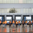Lkw-Fahrer vor Elektro-Lkw bei der Ikea-Niederlassung in Strebersdorf