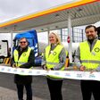 v.l.n.r.: Ing. Bernhard Fischer, Bürgermeister St.Marienkirchen; Mag. Sabine Hauser, Geschäftsführerin Shell Austria; Gunden Yilmaz, General Manager Commercial Road Transport Shell