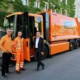 MA48/Wasserstoff - Klimastadtrat Jürgen Czernohorszky, 48er-Abteilungsleiter Josef Thon und ein Mitarbeiter der 48er mit dem Wasserstoff-Müllauto.