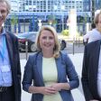 Dr. Roman Stiftner, Präsident, und Wolfgang Kubesch Geschäftsführer der BVL Österreich mit Bundesministerin Susanne Raab beim 37. Logistik Dialog 2022