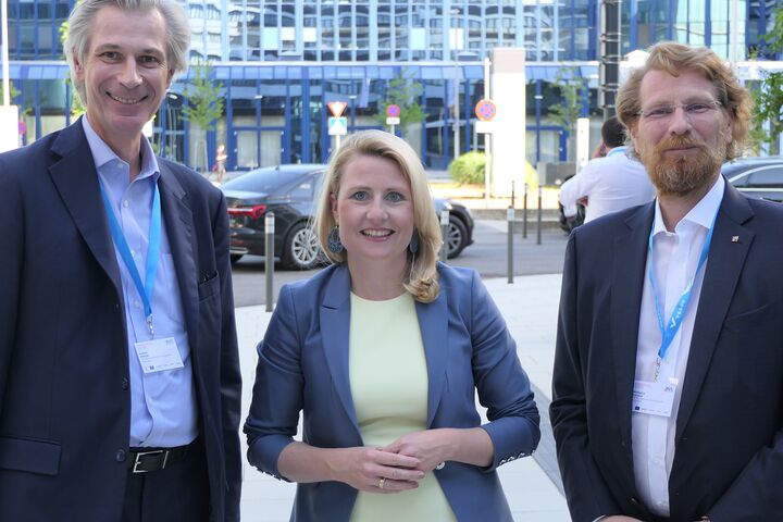 Dr. Roman Stiftner, Präsident, und Wolfgang Kubesch Geschäftsführer der BVL Österreich mit Bundesministerin Susanne Raab beim 37. Logistik Dialog 2022