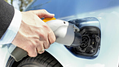 © berlinstock/adobe elektromobil, aufladen, elektroauto, tankstelle, antrieb, technologie, tanken, plug, in, plugin, auto, batterie, elektrisch, alternative, elektro, elektromobilität, energie, energiequelle, fahrzeug, hybrid, kabel, laden, mobil, mobilität, pkw, steckdose, stecker, strom, verbrauch, ladestation, ladesäule, hand