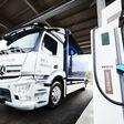 Mercedes eActros neben einer Smatric Ladesäule.