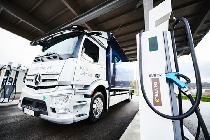 Mercedes eActros neben einer Smatric Ladesäule.