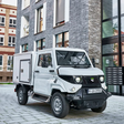 EVUM Motors aCar geparkt zwichen Häusern.