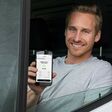 UTA Edenred EasyFuel App in den Händen eines enthusiastischen Lenkers