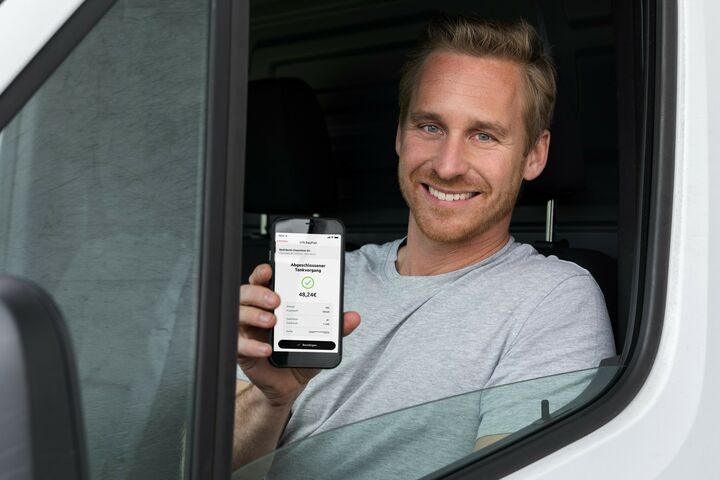 UTA Edenred EasyFuel App in den Händen eines enthusiastischen Lenkers