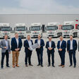 Daimler Truck Austria liefert neun Lkw an Spar - vlnr.: Anton Sommerauer, Leitung Key Account Management Daimler Truck Austria, Ronald Moser, Key Account Management Daimler Truck Austria, Werner Kupfer, Verkaufsberater Georg Pappas Automobil GmbH, Erwin Fabits, Leiter Abteilung Fuhrparkwesen SPAR Österreich, Dir. Jakob Leitner, GF SPAR Zentrale Marchtrenk, Alexander Grill, Leiter Bereich Logistik Warenfluss SPAR Österreich, Fritz Wetzlmayer Betriebsleiter Pappas Autmobilvertriebs GmbH, Günther Graf, Geschäftsführer Pappas Holding GmbH