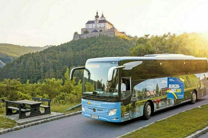 VBB Bus Burgenland mit Schloss im Hintergrund
