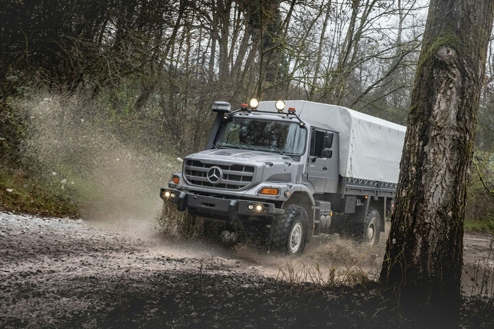 Mercedes-Benz Zetros 1745 4x4 mit Pritsche (Die Lieferung an die Ukraine umfasst ähnliche Fahrzeuge) Mercedes-Benz Zetros 1745 4x4 with flatbed (The delivery to Ukraine includes similar vehicles)