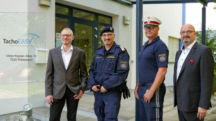 © TachoEASY (von li. n. re.): Johannes Binder, Entwicklungsleiter von TachoEASY neben Hubert Petz, dem Abteilungsinspektor BMI und Bundestrainer Schwerverkehr. Daneben Gerhard Fassolder, ChefInspektor BMI und Hauptsachbearbeiter Schwerverkehr und Gerhard J. Mairhofer, Geschäftsführer von TachoEASY.