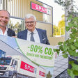 SPAR-Innovationsvorstand Mag. Marcus Wild (l.) und SPAR-Logistikleiter Ing. Martin Gleiss (r.) leiten die Umstellung auf HVO-Treibstoff bei SPAR ein. Die biobasierte Diesel-Alternative spart bis zu 90% CO2