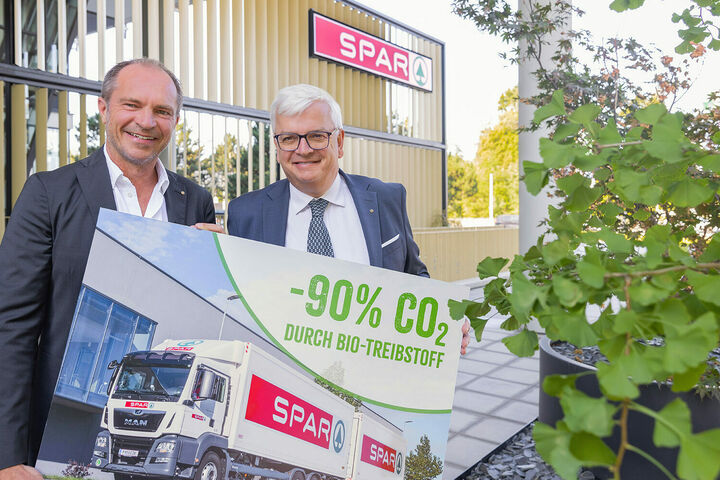 SPAR-Innovationsvorstand Mag. Marcus Wild (l.) und SPAR-Logistikleiter Ing. Martin Gleiss (r.) leiten die Umstellung auf HVO-Treibstoff bei SPAR ein. Die biobasierte Diesel-Alternative spart bis zu 90% CO2