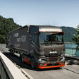 MAN TGX series shows shows new interieur and operating concept..DE:.Die MAN TGX-Baureihe zeigt einen neuen Innenraum und Bedienkonzept..UK:.MAN TGX series shows shows new interieur and operating concept.. Outdoor, TGX, TGX XXL, XXL, exterieur, man, onlocation, spanien

MAN Truck & Bus hat den Verkauf des ersten schweren Elektro-Lkw seiner Unternehmensgeschichte gestartet und damit einen weiteren Meilenstein zur Dekarbonisierung des Güterverkehrs gesetzt. Erste 200 Exemplare sollen schon 2024 zu ausgewählten Kunden rollen.