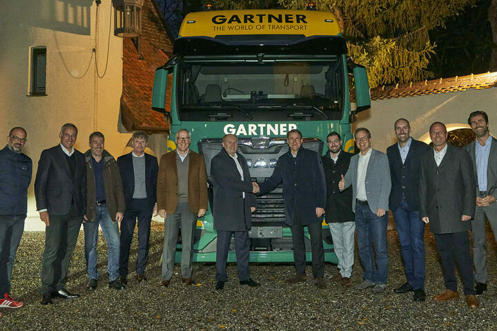 v.l.n.r. Nils Heine (Go-to-Market & Alternative Drives MAN Truck & Bus), Rudolf Kuchta (Geschäftsführer MAN Truck & Bus Vertrieb Österreich GesmbH), Thomas Czeczelits (Sales & Product Truck MAN Truck & Bus Vertrieb Österreich GesmbH), Thomas Nickels (Engineering Drivetrain, Cabin & Chassis MAN Truck & Bus), Friedrich Baumann (Vorstand Sales & Customer Solutions MAN Truck & Bus), Richard Gartner (Mehrheitseigentümer der Gartner Transport Holding), Alexander Vlaskamp (Vorsitzender des Vorstandes MAN Truck & Bus), Georg Gartner (Geschäftsführung Gartner Spedition), Dennis Affeld (Sales Truck MAN Truck & Bus), Christian Gartner (Geschäftsführung Gartner KG), Marcus Schwarzbauer (Prokurist Gartner KG), Johannes Kramer (International Key Accounts MAN Truck & Bus)