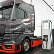 Der neue MAN eTruck neben einer Lädesäule von ABB E-mobility.