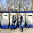 (v.li): Rob van Erp, PACCAR Parts Europe Manager Innovation and Strategic Programs und Ronald Janssen, Eigentümer BEST Trucks, vor dem On-site power supply system