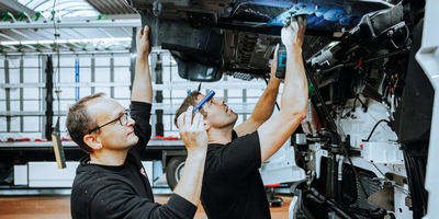 © Tip Trailer 2 Mechaniker bei der Arbeit