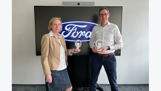 Karin Tober und Andreas Oberascher bei der Übergabe des Van of the Year 2024-Award