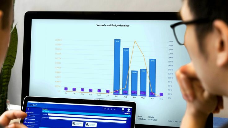 © TachoEASY Verstoß- und Bußgeldanalyse: 2 Herren vor Tablet und Bildschirm