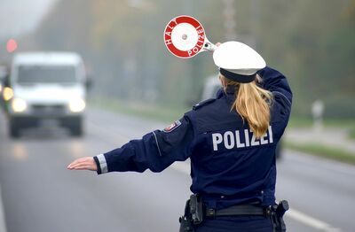 © AdobeStock_50291021 Polizei bei Geschwindigkeitskontrolle