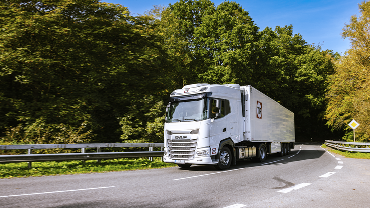 © TIP Trailer Services Austria weißer LKW in einer Kurve