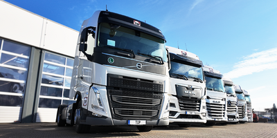 © TIP Trailer Services Austria 5 weiße LKWs in einer Reihe