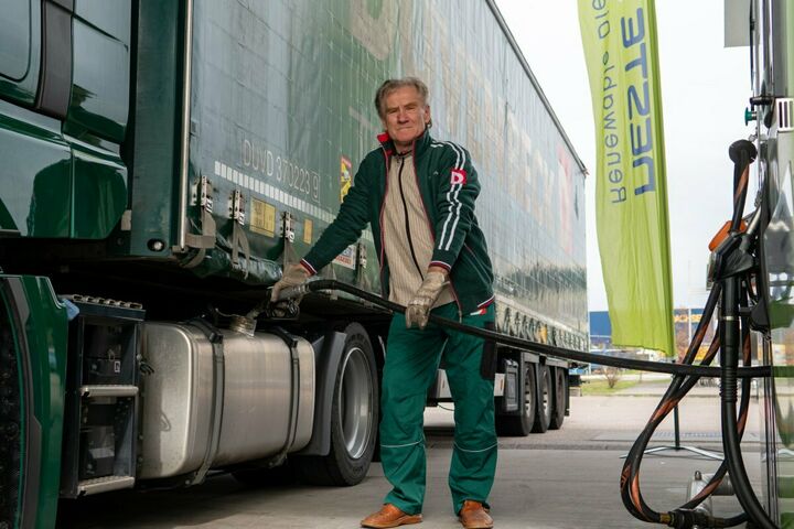 Mit dem biogenen Kraftstoff HVO Diesel im Tank möchte die Duvenbeck Unternehmensgruppe ihren CO2-Fußabdruck im Straßengüterverkehr verkleinern.